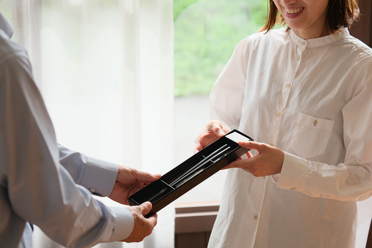 黒燿四角(こくようしかく) 20~24.5cm 専用箸置き・専用ボックス付き 【若狭塗箸】