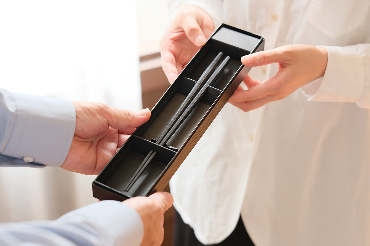 黒燿八角(こくようはちかく) 20~24.5cm 専用箸置き・専用ボックス付き 【若狭塗箸】